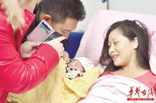 quot;Sốcquot; với mẹ vừa đẻ vừa vào mạng - 2