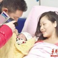 Bà bầu - "Sốc" với mẹ vừa đẻ vừa vào mạng