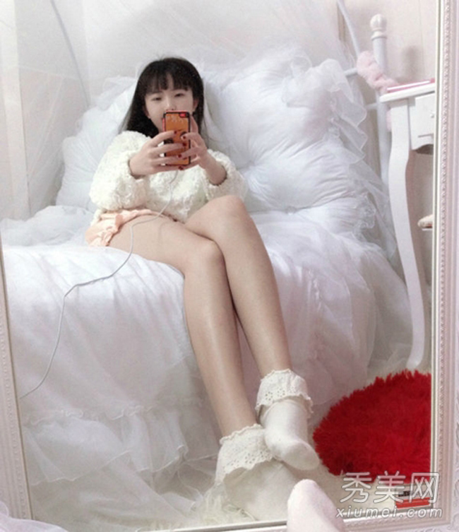 'Chị ấy hẳn phải là ma hoặc tiên mới có thể trẻ lâu đến vậy', một tài khoản trên Weibo bình luận. Một số còn nghi ngờ về thông tin năm sinh trên tài khoản mạng 'nữ thần'.
