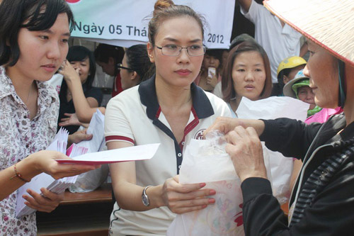Ngán ngẩm thời trang đi từ thiện của sao Việt - 13