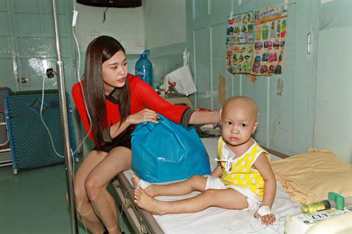 Ngán ngẩm thời trang đi từ thiện của sao Việt - 3