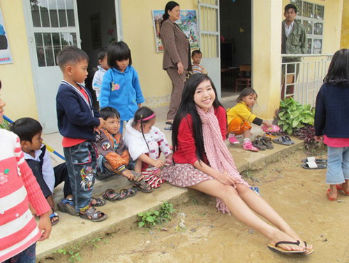 Mặt mộc đi từ thiện,Nhã phương,Thủy Tiên nhận lời khen, Mai Phương Thúy lại bị dìm khổ sở Ảnh 17