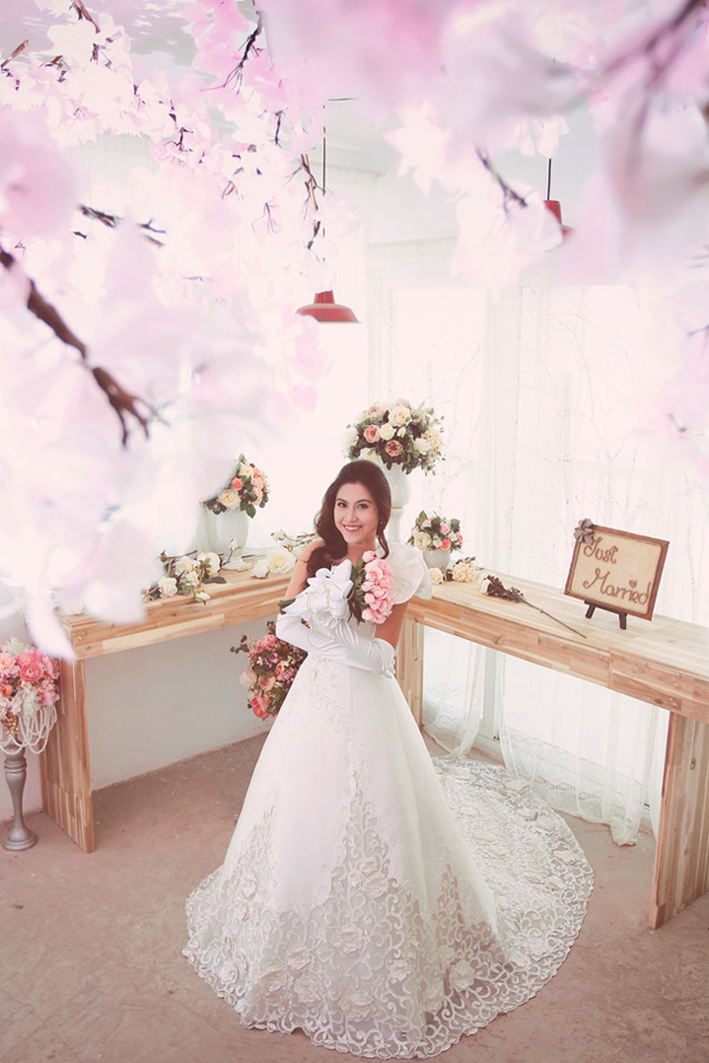 Bộ ảnh cưới của Hoàng Yến, chị gái Hoàng My và chồng doanh nhân được thực hiện tại những địa danh nổi tiếng ở TP. HCM. Cô dâu trông rất xinh tươi trong bộ váy cưới trắng tinh. Hoàng Yến luôn nở nụ cười rạng rỡ trước ống kính.
