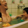 Làm mẹ - "2 bố con mình cùng... nude đi!"