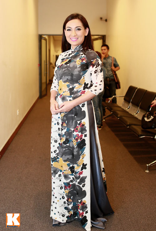 Thanh Thanh Hiền tới chúc mừng show Chế Linh - 11