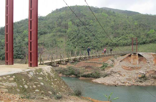 Quảng Ninh: Cầu treo #039;treo#039; tính mạng hàng trăm người - 1