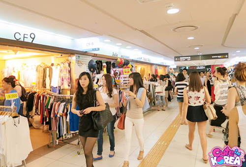 quot;Phố rẻquot; ở ga tàu điện ngầm Gangnam - 1