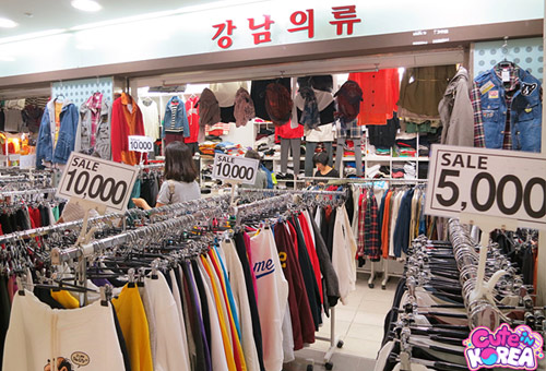 quot;Phố rẻquot; ở ga tàu điện ngầm Gangnam - 17