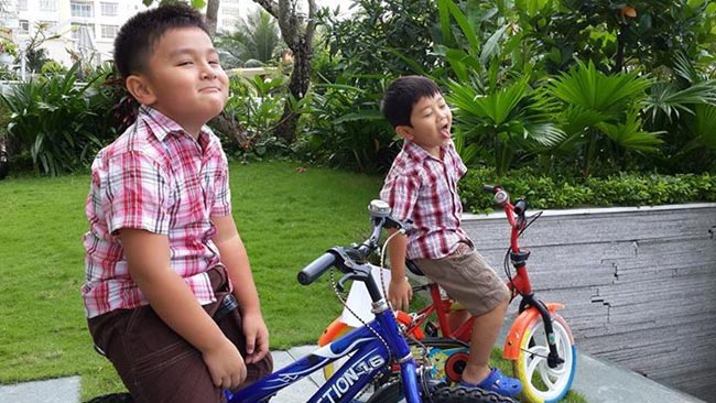 Cũng như bố, hai bé Tôm và Ben rất thích các hoạt động thể thao. Gia đình Á hậu thường xuyên cho hai bé đạp xe cuối tuần để tăng cường sức khỏe. 
