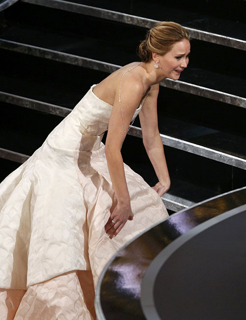 Jennifer Lawrence lại quot;vồ ếchquot; tại Oscar 2014 - 6
