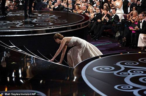 Jennifer Lawrence lại quot;vồ ếchquot; tại Oscar 2014 - 3