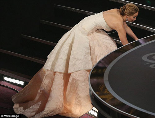 Jennifer Lawrence lại quot;vồ ếchquot; tại Oscar 2014 - 4