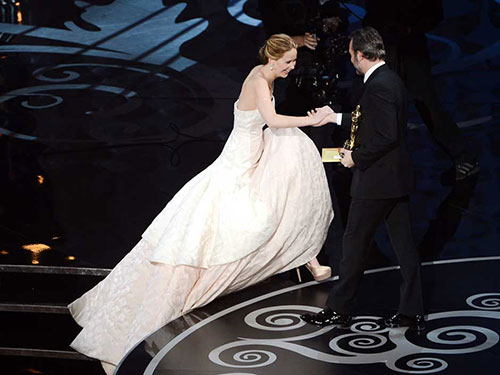 Jennifer Lawrence lại quot;vồ ếchquot; tại Oscar 2014 - 7