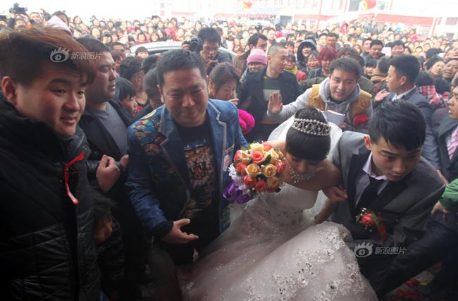 Rất nhiều người đã rơi nước mắt khi chứng kiến đám cưới này. 
