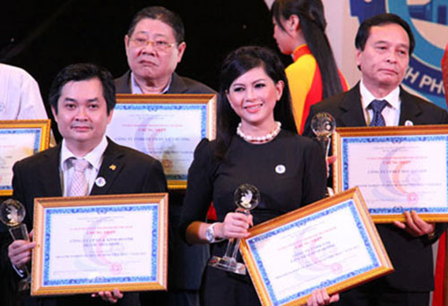 Mẹ chồng Hà Tăng nhận cúp Bông hồng Vàng - 1
