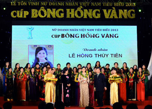 Mẹ chồng Hà Tăng nhận cúp Bông hồng Vàng - 2