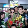 Làng sao - Bằng Kiều được fan chào đón ở sân bay