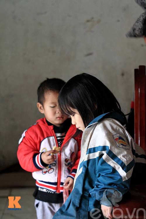 45 tuổi lặn lội xúc tép nuôi 14 con - 5