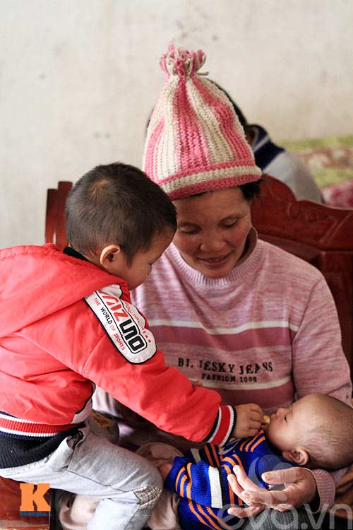 45 tuổi lặn lội xúc tép nuôi 14 con - 3