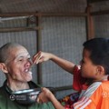 Làm mẹ - Bé 9 tuổi 1 mình chăm cha liệt mẹ điên