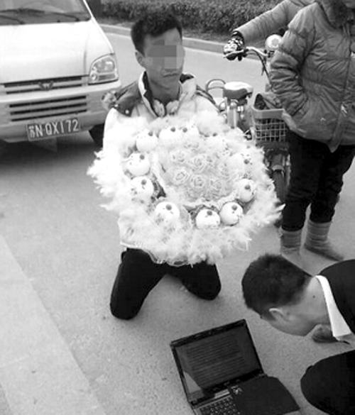 Khoe ảnh bạn gái lên mạng, quỳ 4 tiếng xin lỗi - 1