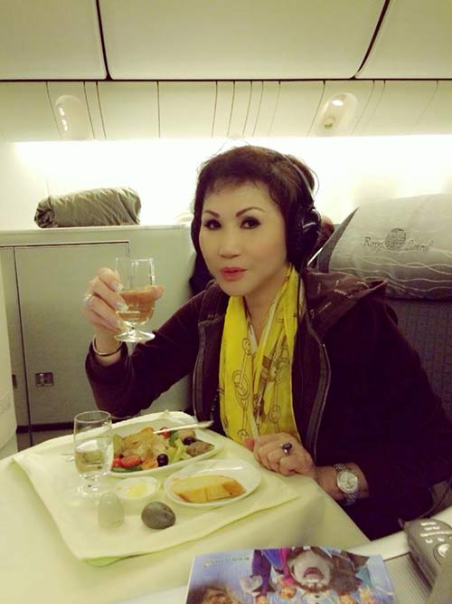 Vũ Hoàng Việt nắm chặt tay người yêu trên máy bay - 7