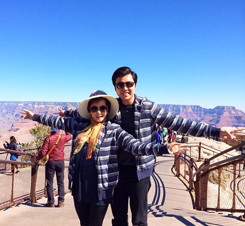 Vũ Hoàng Việt nắm chặt tay người yêu trên máy bay - 1