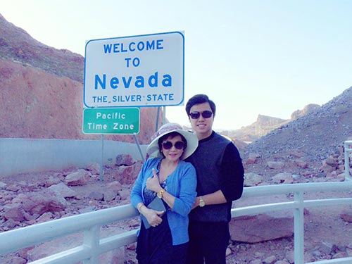 Vũ Hoàng Việt nắm chặt tay người yêu trên máy bay - 2