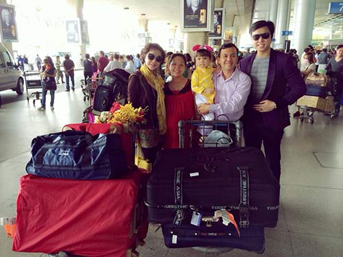 Vũ Hoàng Việt nắm chặt tay người yêu trên máy bay - 10