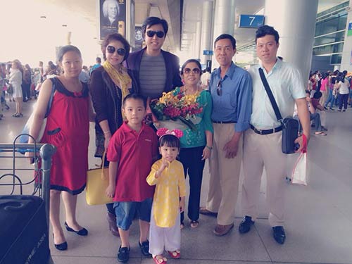 Vũ Hoàng Việt nắm chặt tay người yêu trên máy bay - 11