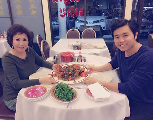 Vũ Hoàng Việt nắm chặt tay người yêu trên máy bay - 4