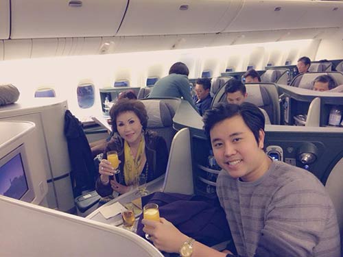 Vũ Hoàng Việt nắm chặt tay người yêu trên máy bay - 5