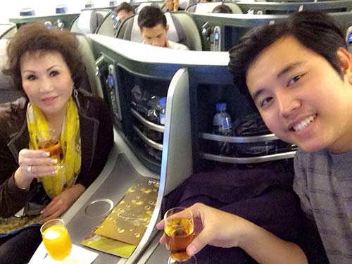 Vũ Hoàng Việt nắm chặt tay người yêu trên máy bay - 6