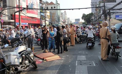 Mẹ ôm xác con gào khóc giữa đường phố Sài Gòn - 1