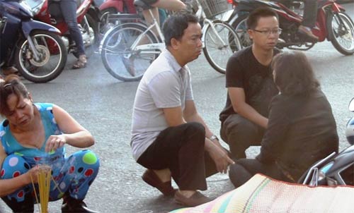 Mẹ ôm xác con gào khóc giữa đường phố Sài Gòn - 2