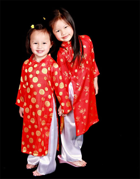 Con gái siêu mẫu Ngọc Thúy điệu đà với áo dài - 2