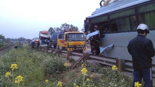 Xe khách đối đầu xe tải, 1 người chết, 1 nguy kịch - 2