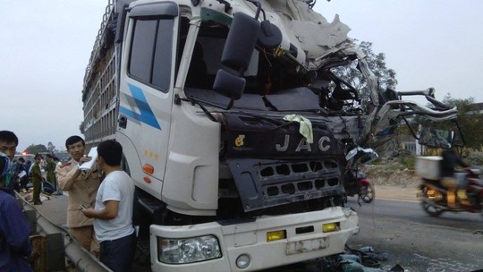 Xe khách đối đầu xe tải, 1 người chết, 1 nguy kịch - 1