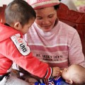 Làm mẹ - 45 tuổi lặn lội xúc tép nuôi 14 con