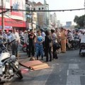 Tin tức - Mẹ ôm xác con gào khóc giữa đường phố Sài Gòn