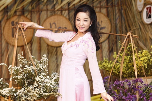 Thúy Nga mặc áo dài, điệu đà gánh hoa - 10