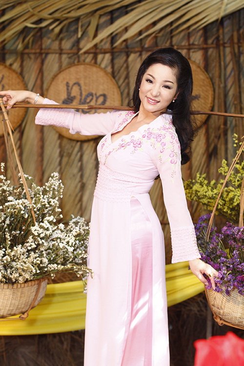 Thúy Nga mặc áo dài, điệu đà gánh hoa - 11