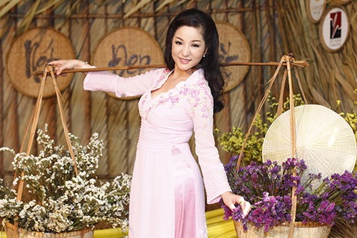 Thúy Nga mặc áo dài, điệu đà gánh hoa - 12