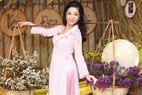 Thúy Nga mặc áo dài, điệu đà gánh hoa - 13