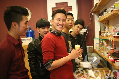 8-3: Phái mạnh làm bánh quot;ghi điểmquot; - 14