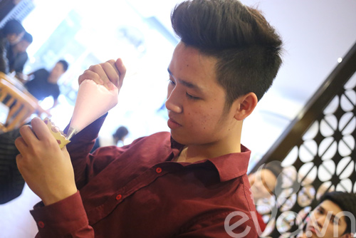 8-3: Phái mạnh làm bánh quot;ghi điểmquot; - 4