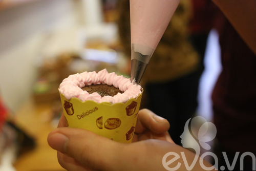 8-3: Phái mạnh làm bánh quot;ghi điểmquot; - 7