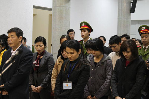 Xử vụ nhân bản xét nghiệm: Bị cáo khóc tại tòa - 4