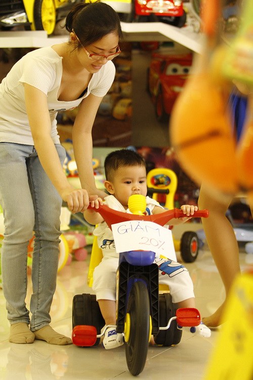 Bắt gặp Quỳnh Chi dẫn quot;cục cưngquot; đi mua sắm - 8