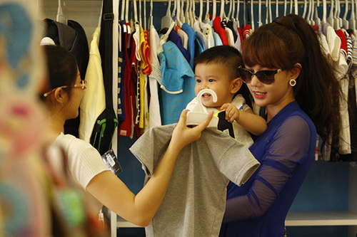 Bắt gặp Quỳnh Chi dẫn quot;cục cưngquot; đi mua sắm - 2